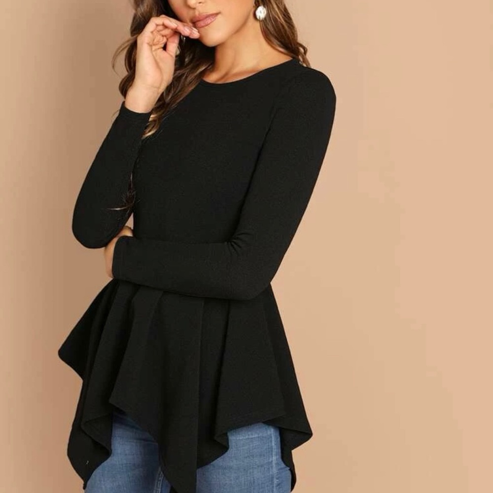 Adorable flowy peplum 🖤